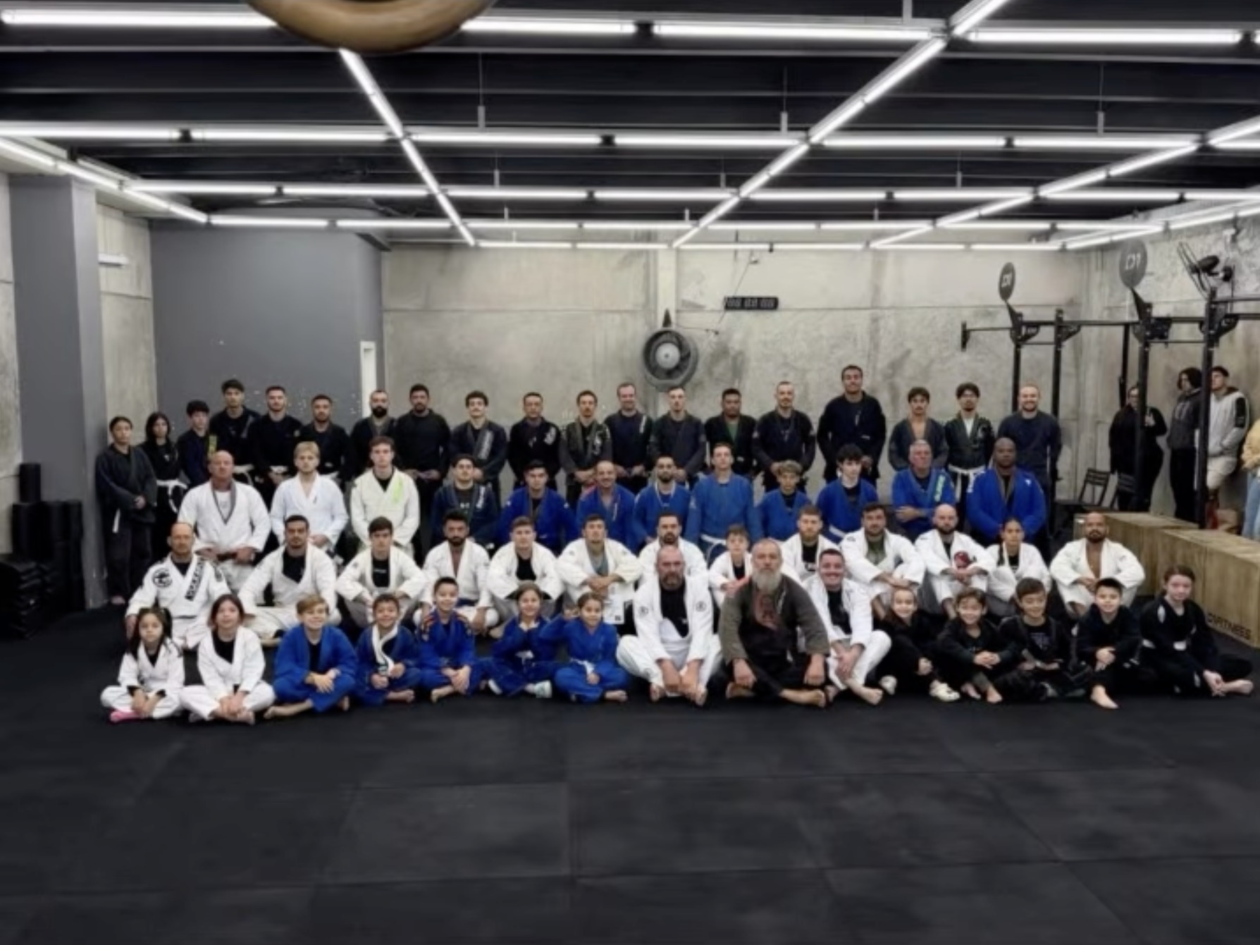 Foto de turma da Black Wolf Escola de Jiu-Jitsu de Capão da Canoa com alunos adultos, teens e kids de kimono branco, azul e preto