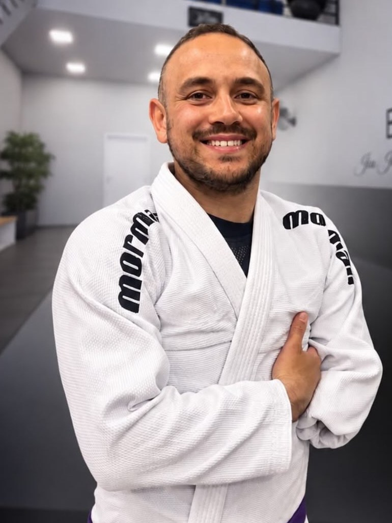 Professor Gabriel Fernandes, faixa roxa de Jiu-Jitsu, professor da turma infantil e juvenil da Black Wolf