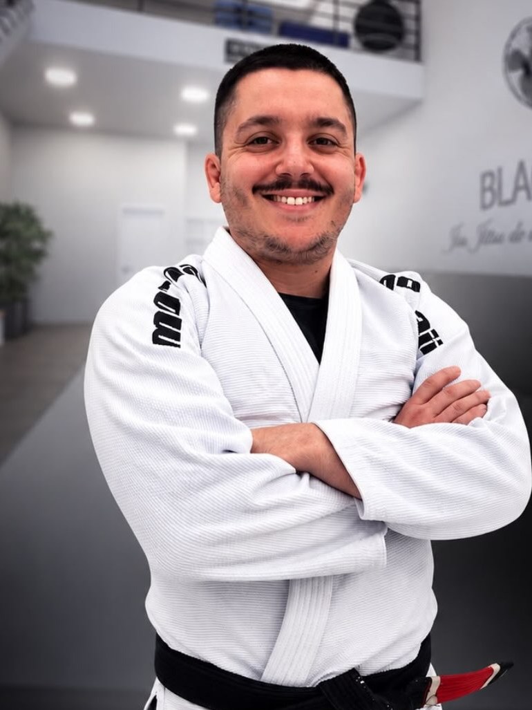 Professor Lucas Costa, faixa preta de Jiu-Jitsu, responsável pela Black Wolf em Capão da Canoa