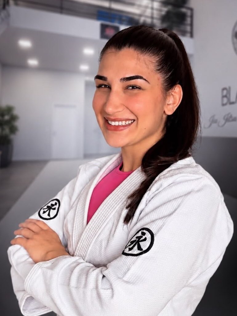 Professora Juna Mattos, faixa preta de Jiu-Jitsu, professora do time feminino da Black Wolf